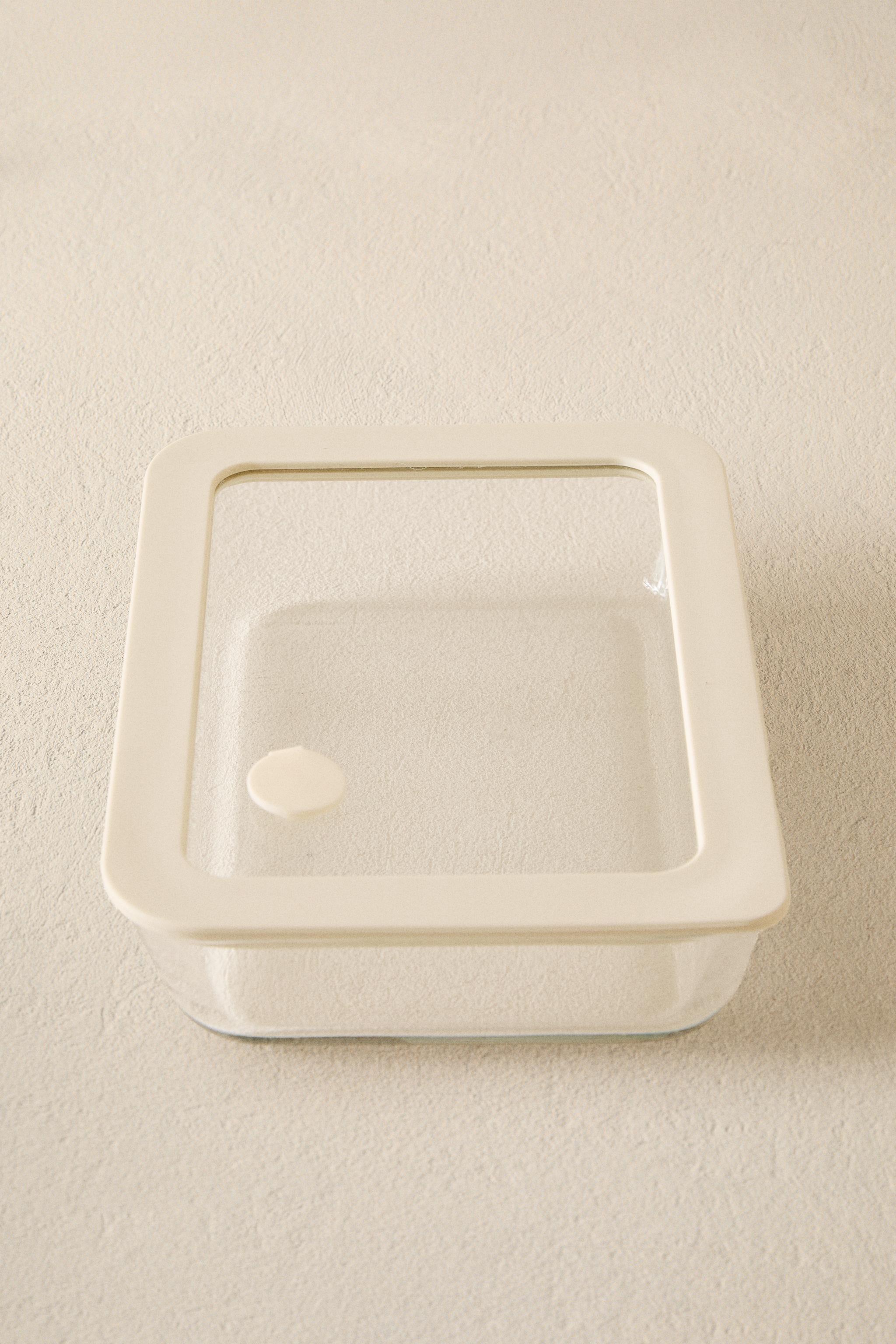 23.67 oz AIRTIGHT FOOD CONTAINER